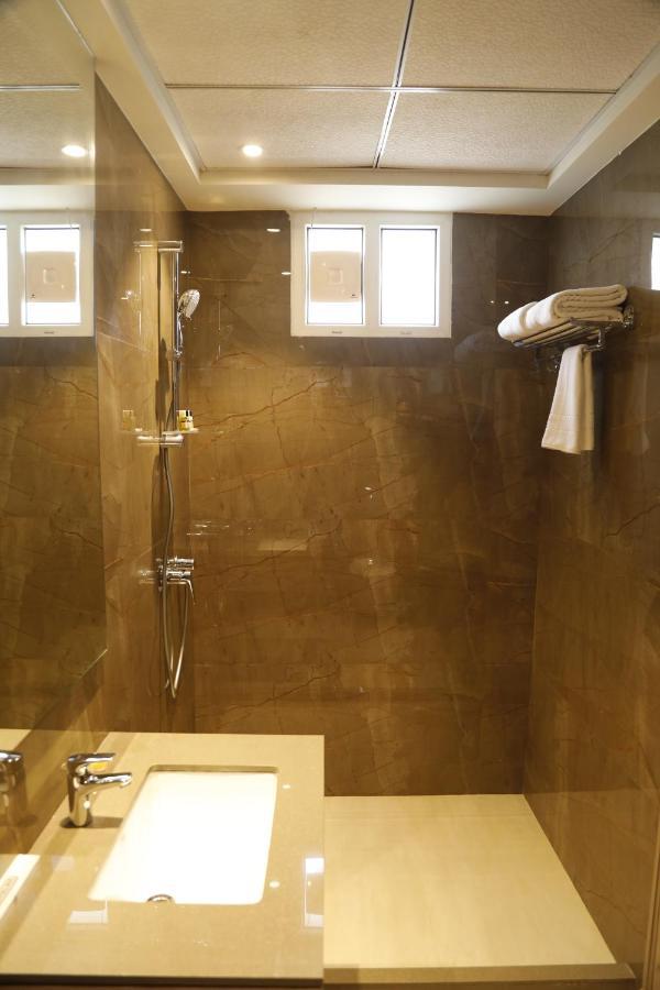 Hotel The Royal Vista Varanasi Luaran gambar