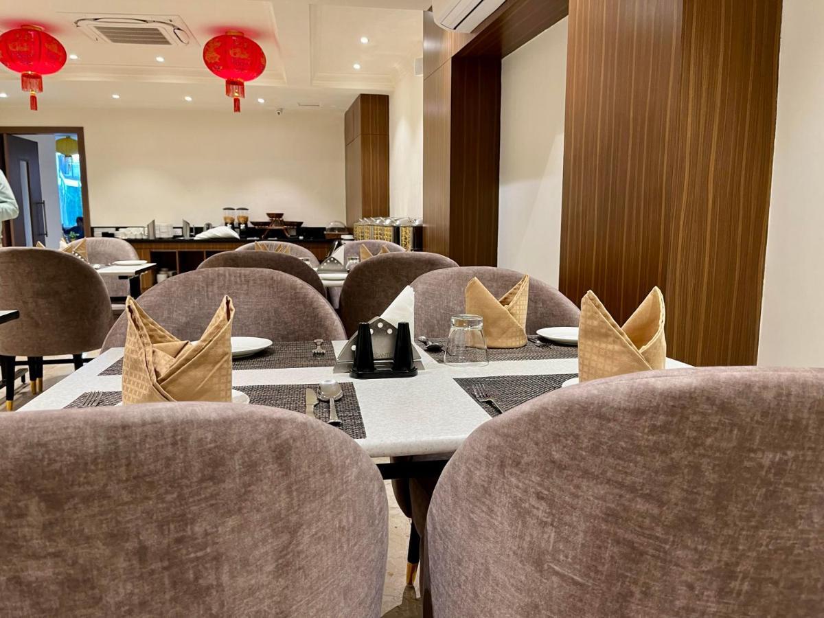 Hotel The Royal Vista Varanasi Luaran gambar