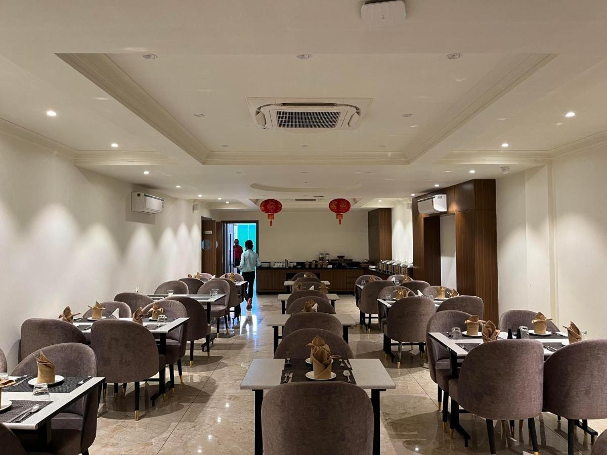 Hotel The Royal Vista Varanasi Luaran gambar