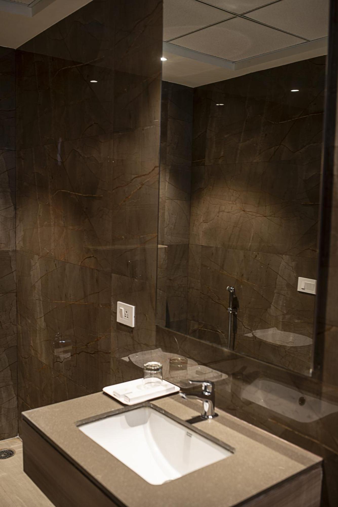 Hotel The Royal Vista Varanasi Luaran gambar