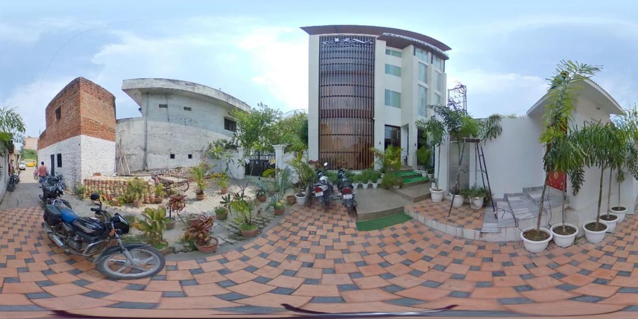 Hotel The Royal Vista Varanasi Luaran gambar